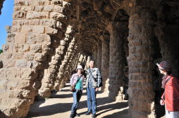 傾いた支柱はヤシの木がモチーフ