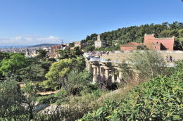 右に見えるテラスは、グエル公園の中央広場