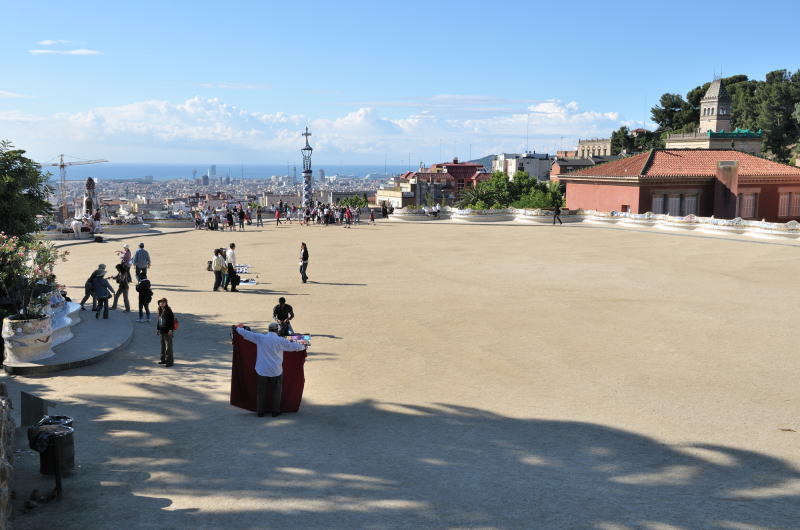 破砕タイルで装飾されたベンチがある、グエル公園の中央広場