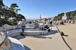 破砕タイルで装飾されたベンチ