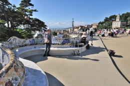 破砕タイルで装飾されたベンチ