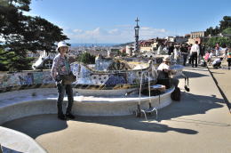 破砕タイルで装飾されたベンチ