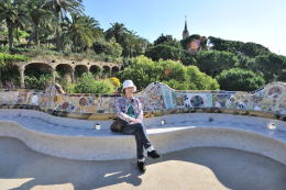 破砕タイルで装飾されたベンチ