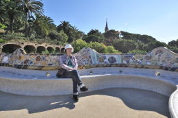 破砕タイルで装飾されたベンチ