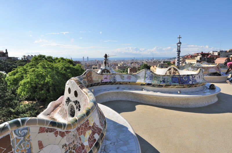 ベンチのタイル装飾はガウディの弟子ジュジョールの作品