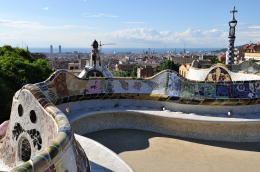 ベンチのタイル装飾はガウディの弟子ジュジョールの作品