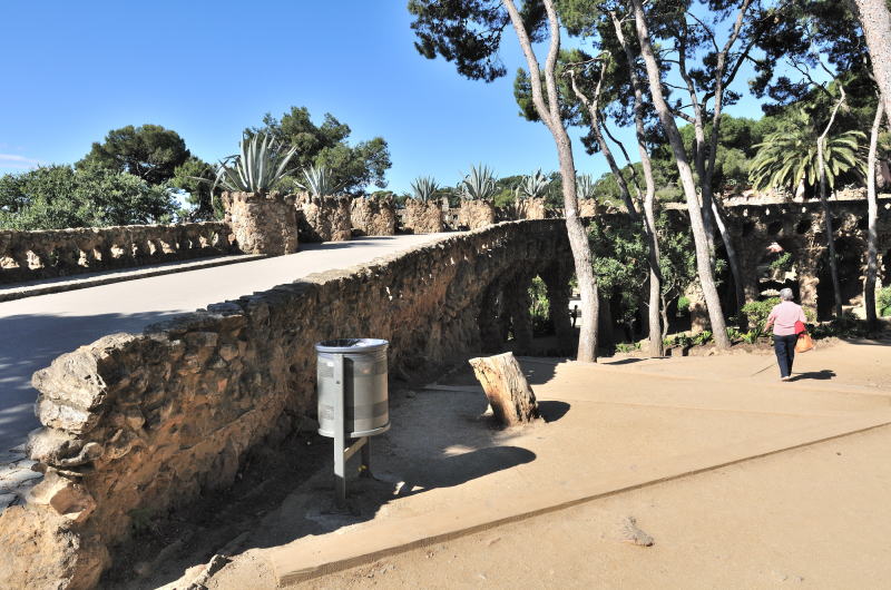 グエル公園 (陸橋の下が列柱廊になっている) 
