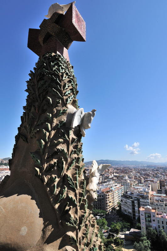 ４本の鐘塔の中央にある塔、糸杉がモチーフになっている