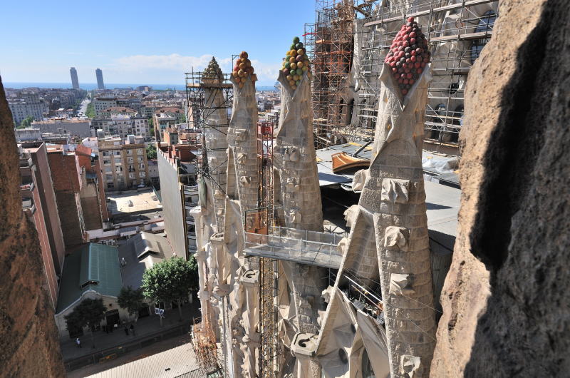 外尾悦郎氏の彫刻が施された小尖塔