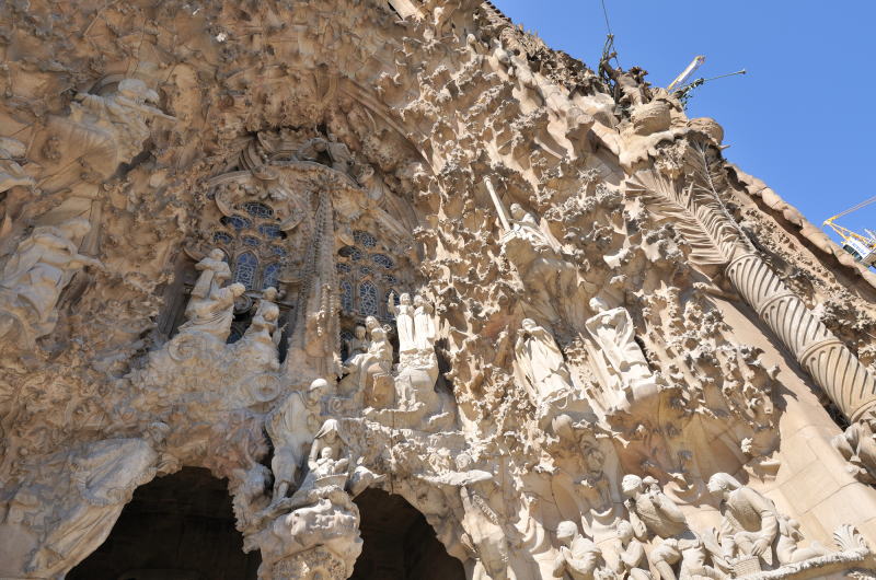 中央の一番下にあるのが、当時から存在したキリスト・ヨゼフ・マリアの聖家族像で、その左右斜め上に３体ずつ計６体の｢楽器を奏でる天使像｣とその間に並ぶ「キリストを見守る９人の子供」は日本の彫刻家、外尾悦郎氏の作品