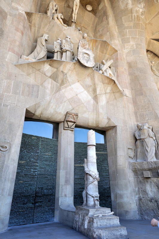 中央下の柱に縛られた像は、イエスの鞭打ちの刑を表現した像