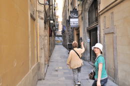 路地を通ってピカソ美術館へ向かう