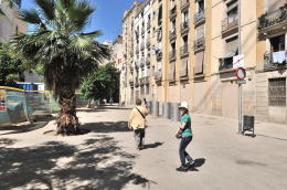 路地を通ってピカソ美術館へ向かう