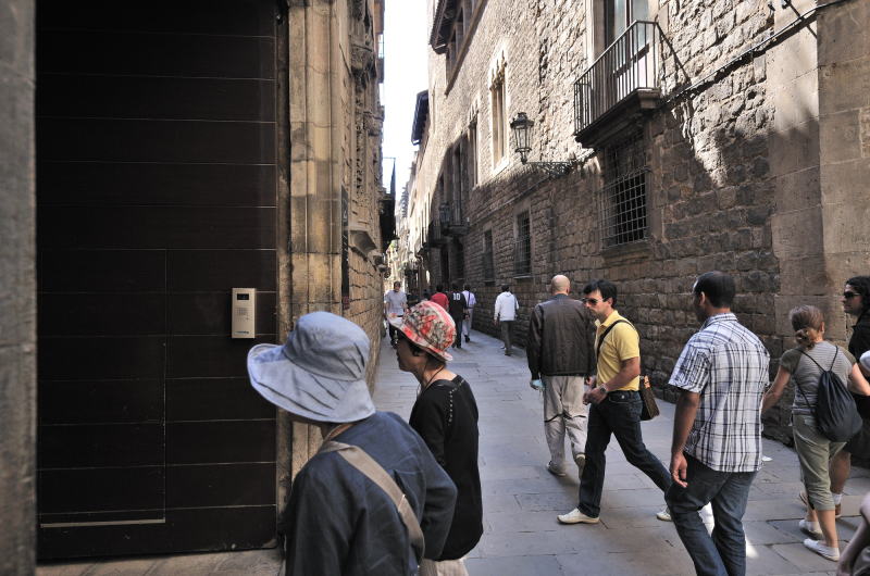 ピカソ美術館前の モンカダ [Montcada] 通り