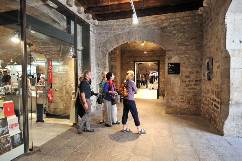 ピカソ美術館「中世貴族の館を改装した館内」