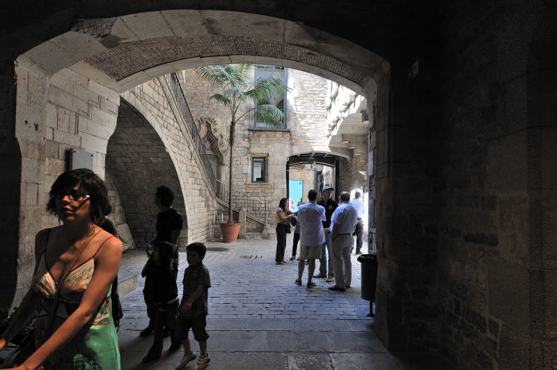 ピカソ美術館「館内から中庭を隔て出口方向を望む」