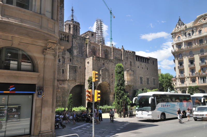 サンタ・アガタ礼拝堂、その後方はカテドラル