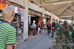 レストラン [PORXOS] 前の通り