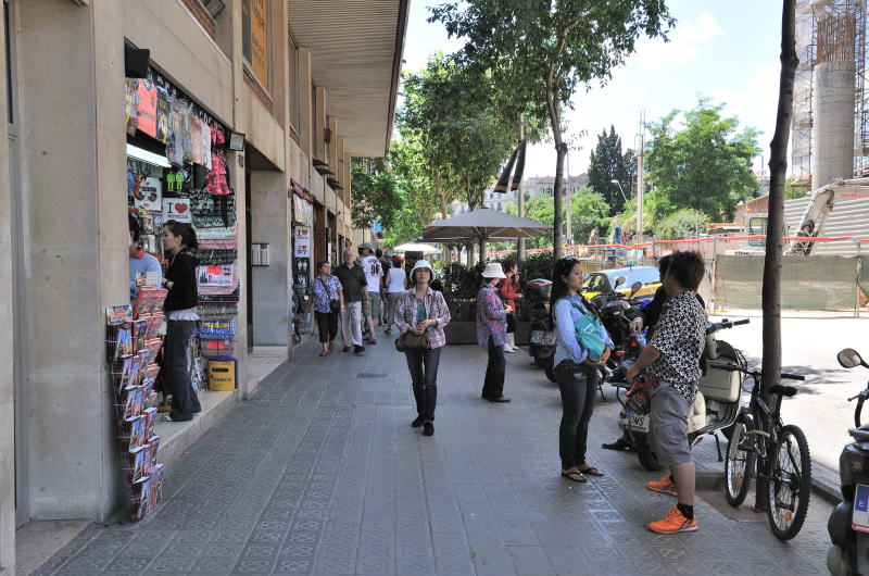 レストラン [PORXOS] 前の通り、右手にサグラダ・ファミリアが見える