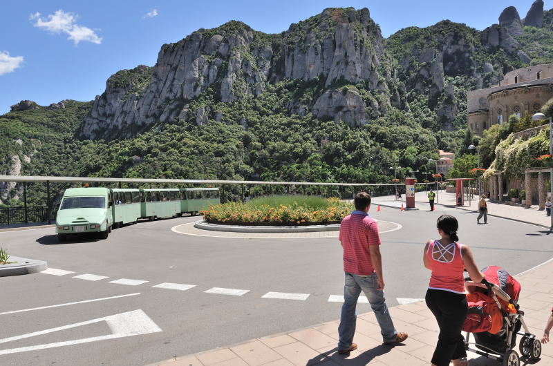 右端に一部見えている建物が大聖堂、モンセラート展望台付近から大聖堂までは、ミニバスが運行している