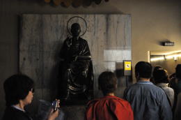 側廊にある彫刻や絵画など