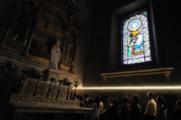 側廊にある彫刻や絵画など