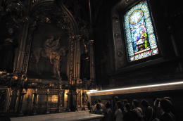 側廊にある彫刻や絵画など