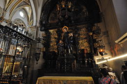 側廊にある彫刻や絵画など