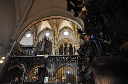 側廊にある彫刻や絵画など