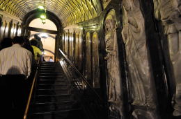 側廊にある彫刻や絵画など