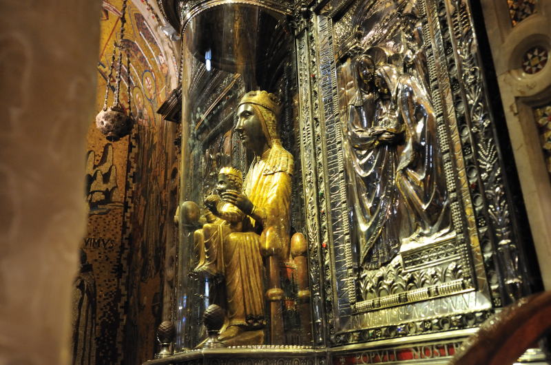 ラ・モレネータ [La Moreneta] と呼ばれる黒いマリア像