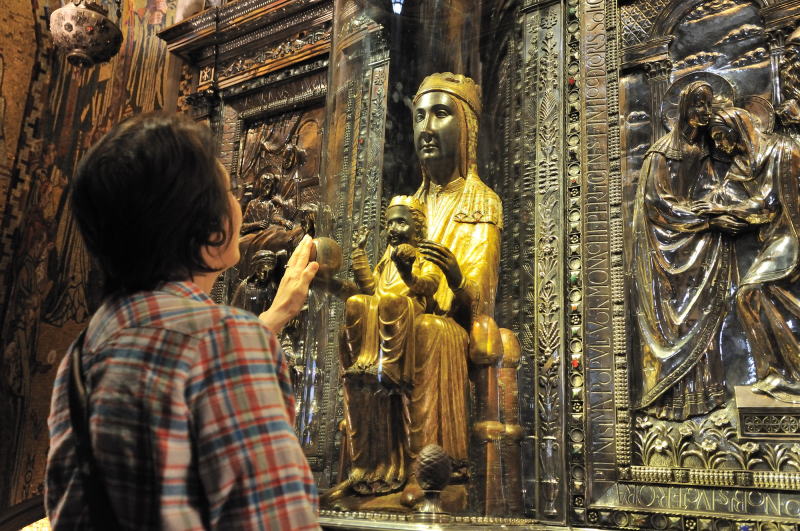 右手に持った玉に触れると願いが叶うと言われる、黒いマリア像