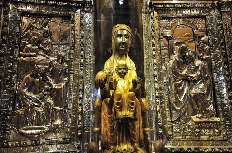 膝の上にキリスト像を抱いた、黒いマリア像