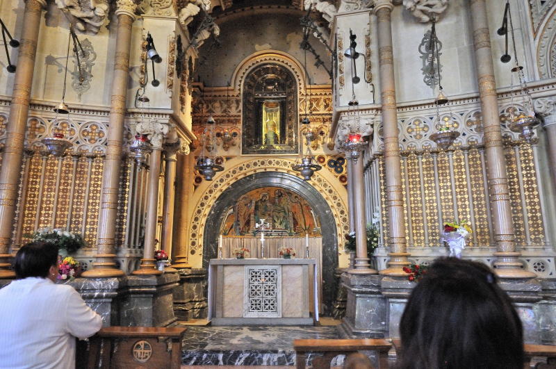 黒いマリア像の後ろ姿が拝観できる、小聖堂