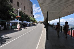 左に見えている建物は、大聖堂