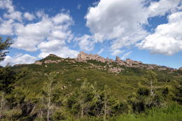 鋸状の奇岩を冠した、モンセラート [Montserrat] 