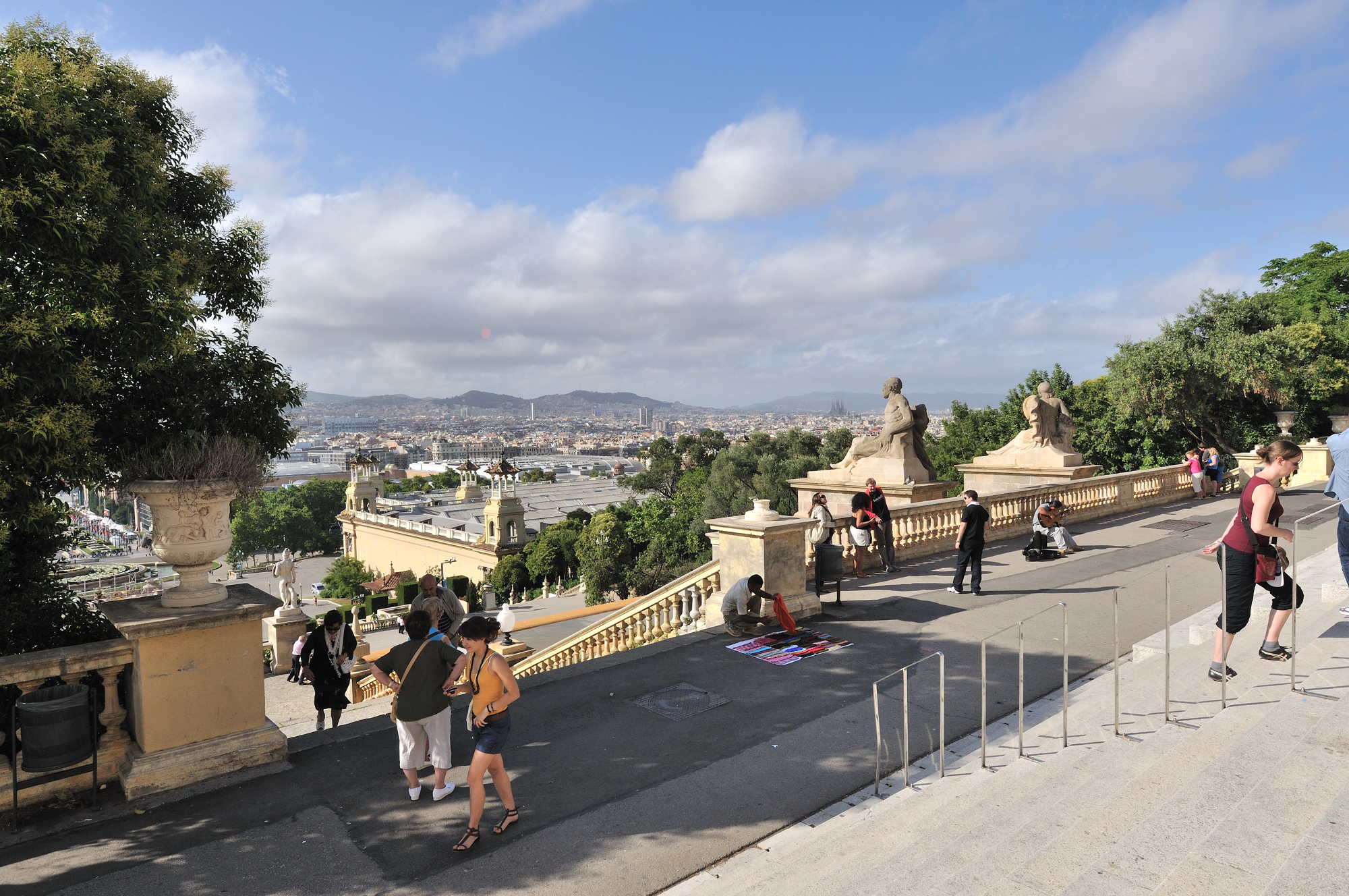 カタルーニャ美術館前の景観、中央やや右寄りにサグラダ・ファミリアの鐘塔が見える