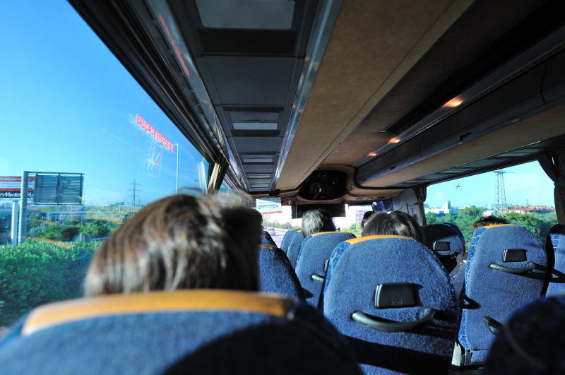 空港に向かうバス内