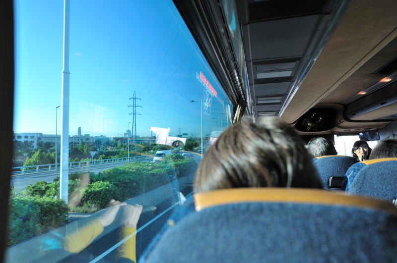 空港に向かうバス内