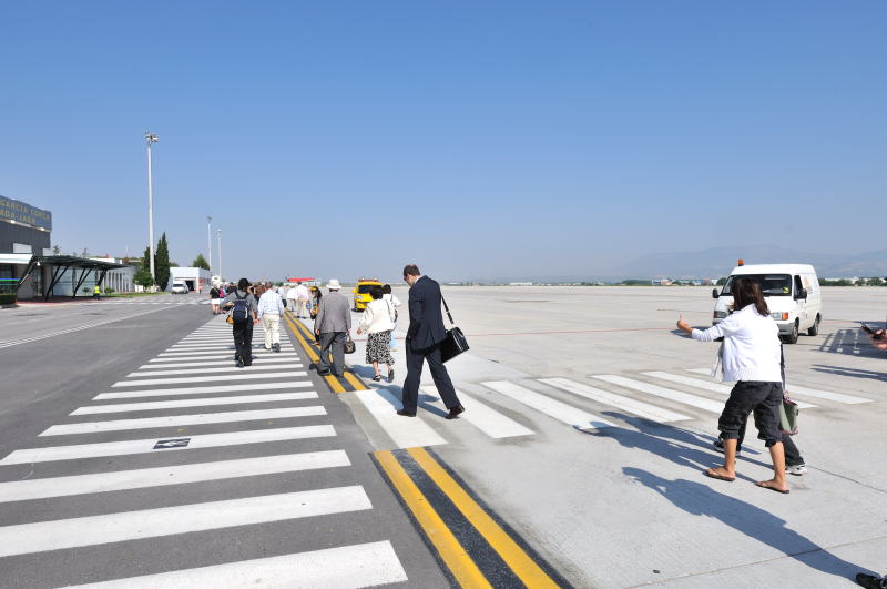 グラナダ国際空港に到着、手荷物受取所へ向かう