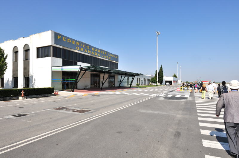 グラナダ国際空港に到着、手荷物受取所へ向かう