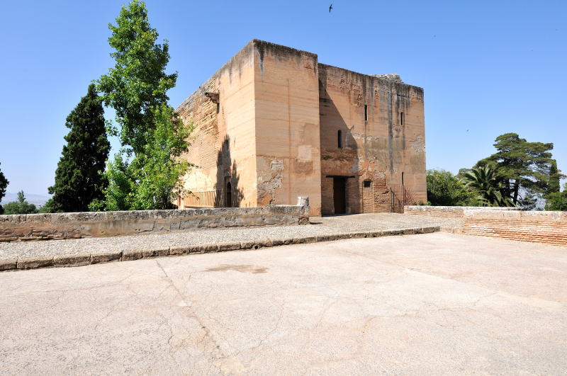 この塔の下に「裁きの門」[Puerta de la Justicia]がある