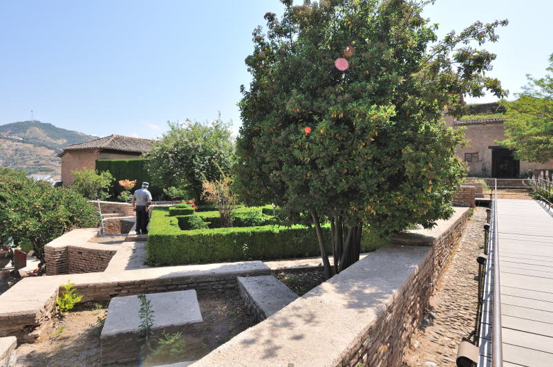 マチュカの庭園[Patio de Machuca]、右端に見える小さな門が、ナスル朝宮殿[Palacios Nazaries]への入口