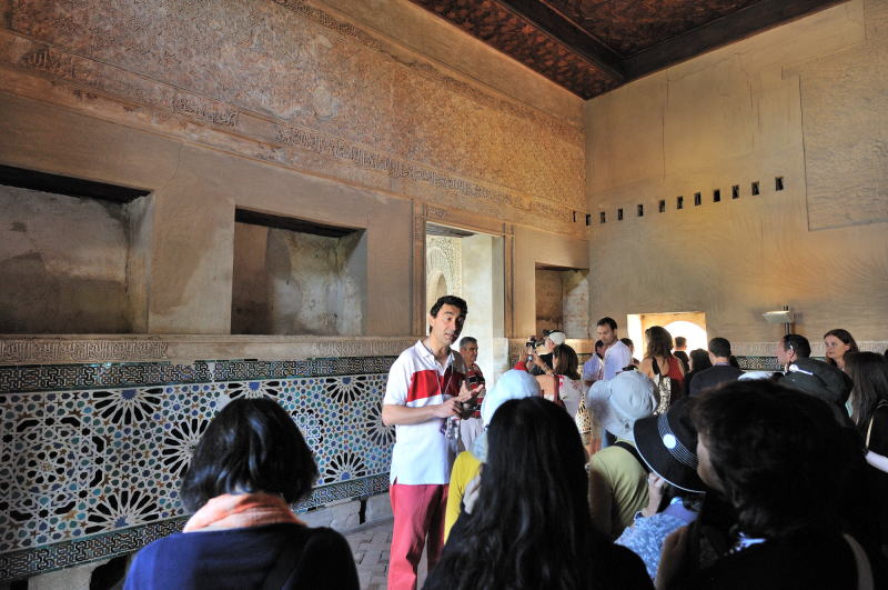 メスアールの間[Sala del Mexuar]、中央に見えるのが、礼拝堂[Mosque]の出入り口、その右がメスアールの中庭に通じる出入り口