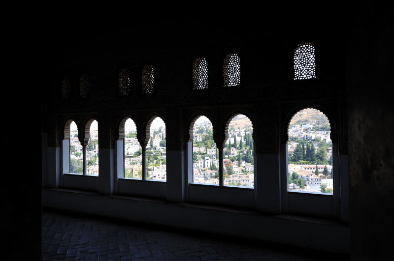 「メスアールの間」の奥には小さな礼拝堂があり、窓から城下町・アルバイシン地区がよく見える