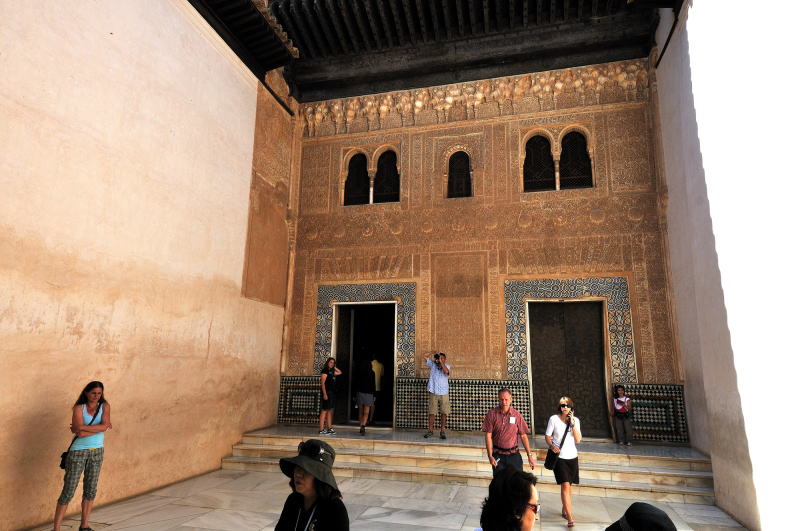 前方に見えるのがコマレス宮のファサード[Fachada de Comares]