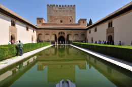 アラヤネスの中庭[Patio de los Arrayanes]