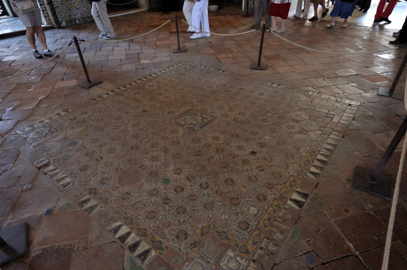 大使の間(王座の間)の中程に、かって玉座があった