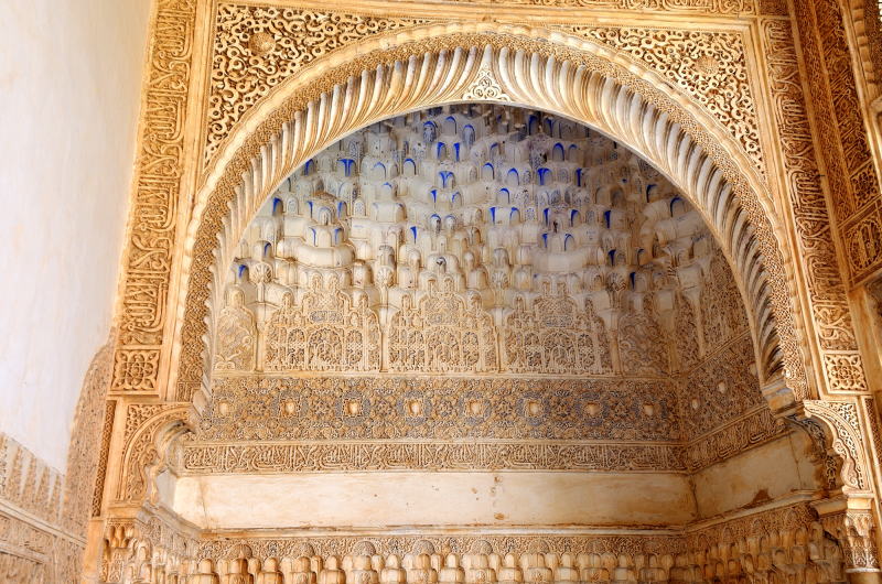 アラヤネスの中庭に面した柱廊の両脇にあるアルコーブ[alcove]