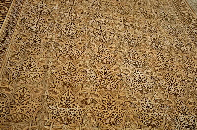 スタッコ細工で造られたアラベスク模様